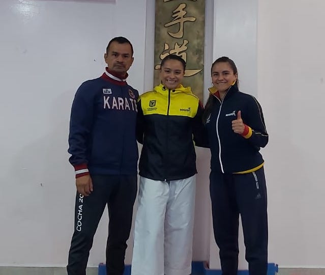Natalia (centro) con sus padres y entrenadores, Diana Muñoz y Marco Antonio Pachón.