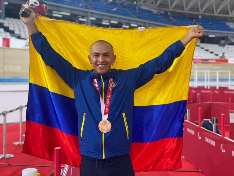 Foto para el recuerdo. El bogotano Diego Dueñas celebra su medalla de bronce en la persecución individual en los Juegos Paralímpicos de Tokio.