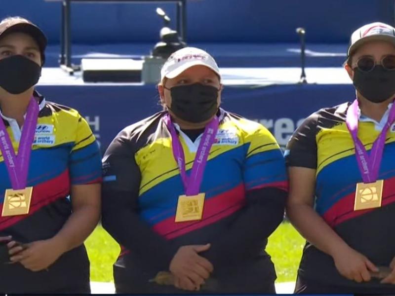 Equipo de Colombia que obtuvo la medalla de oro en arco compuesto en el Mundial de Arquería en Estados Unidos. Aparecen (izq. a der.) Sara López, Alejandra Usquiano y Nora Valdez, esta última del #EquipoBogotá. FOTO Fedearco.